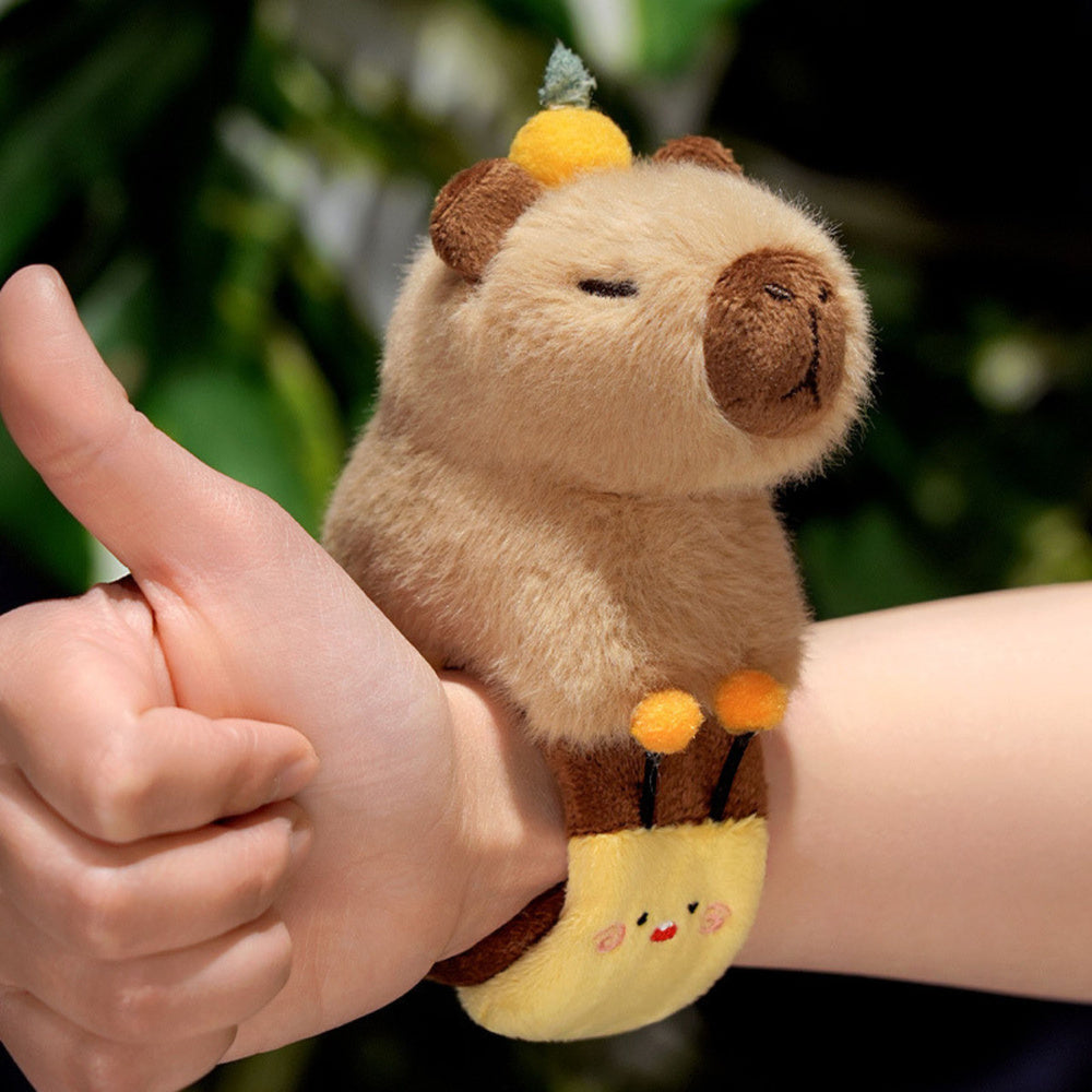 Peluche Pulsera Capibara Abeja – 25cm