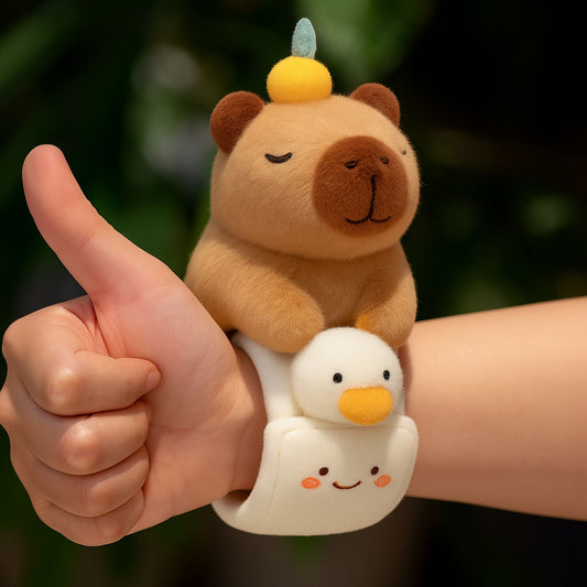 Peluche Pulsera Capibara Ganso – 25cm