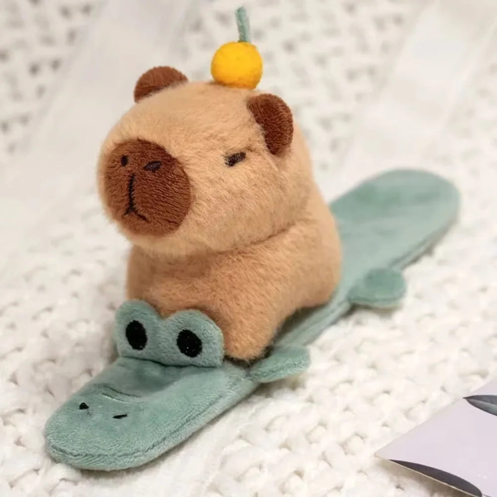 Peluche capibara disfraz cocodrilo