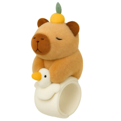 Peluche pulsera capibara ganso