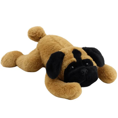 Pug de peluche tumbado